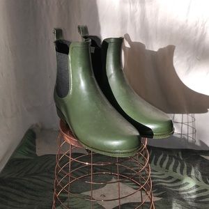 Rubber Chelsea rain booties